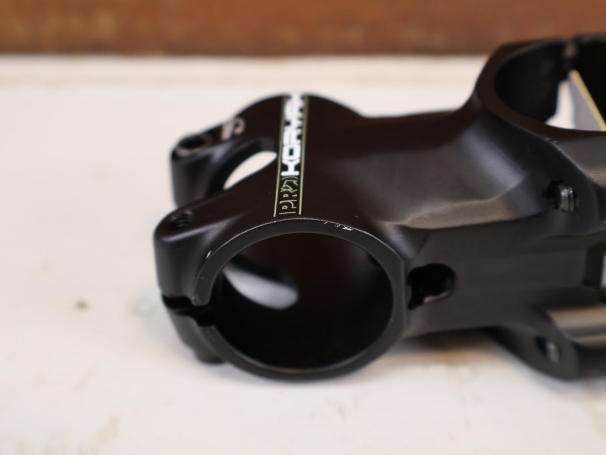 Lenker von PRO, PRO VORBAU KORYAK 50MM 0 GRAD 31.8MM SCHWARZ MY21 vor USEDBIKES-OB.DE Hintergrund