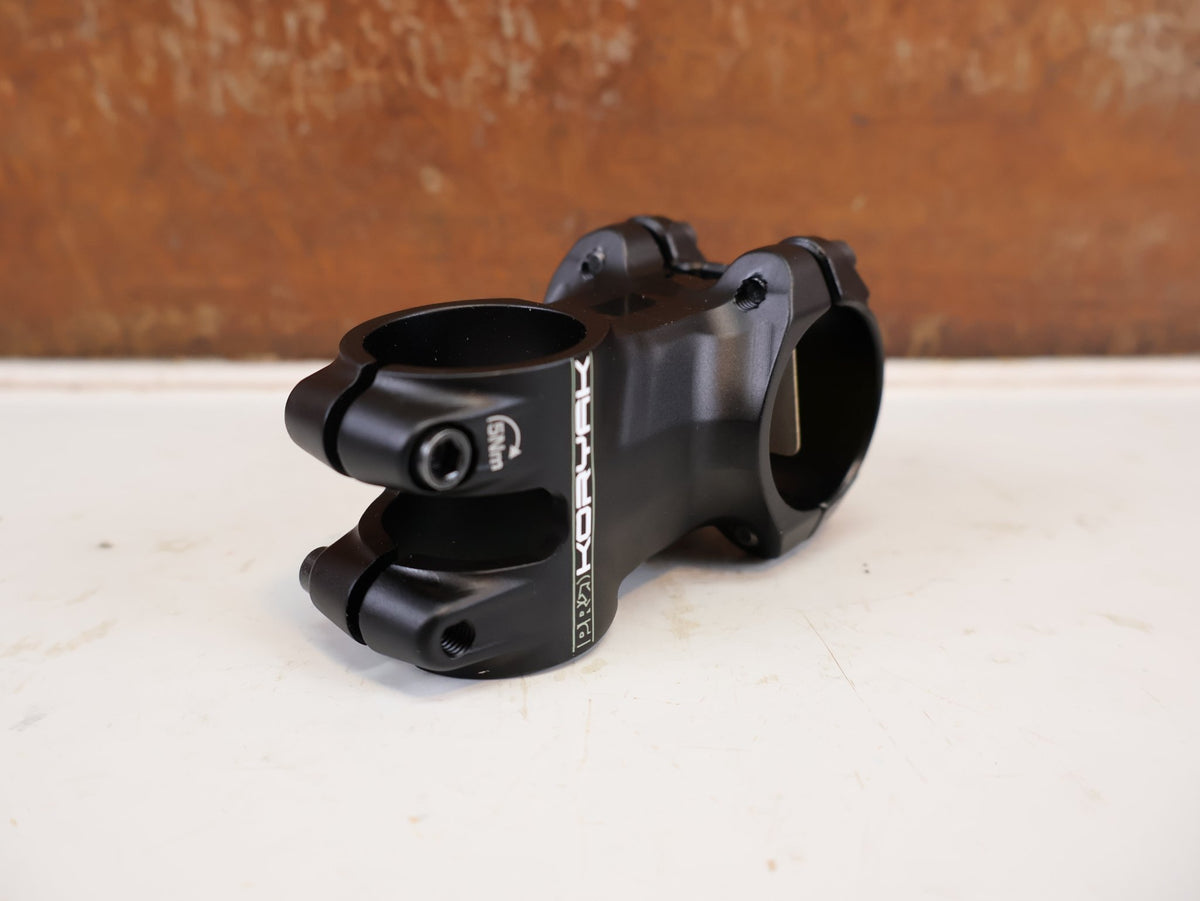 Lenker von PRO, PRO VORBAU KORYAK 50MM 0 GRAD 31.8MM SCHWARZ MY21 vor USEDBIKES-OB.DE Hintergrund