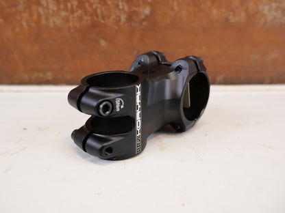 Lenker von PRO, PRO VORBAU KORYAK 50MM 0 GRAD 31.8MM SCHWARZ MY21 vor USEDBIKES-OB.DE Hintergrund