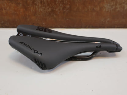 Sattel von Prologo, PROLOGO DIMENSION NDR NACK / CARBON SATTEL / 143 MM / ANTHRAZIT vor USEDBIKES-OB.DE Hintergrund
