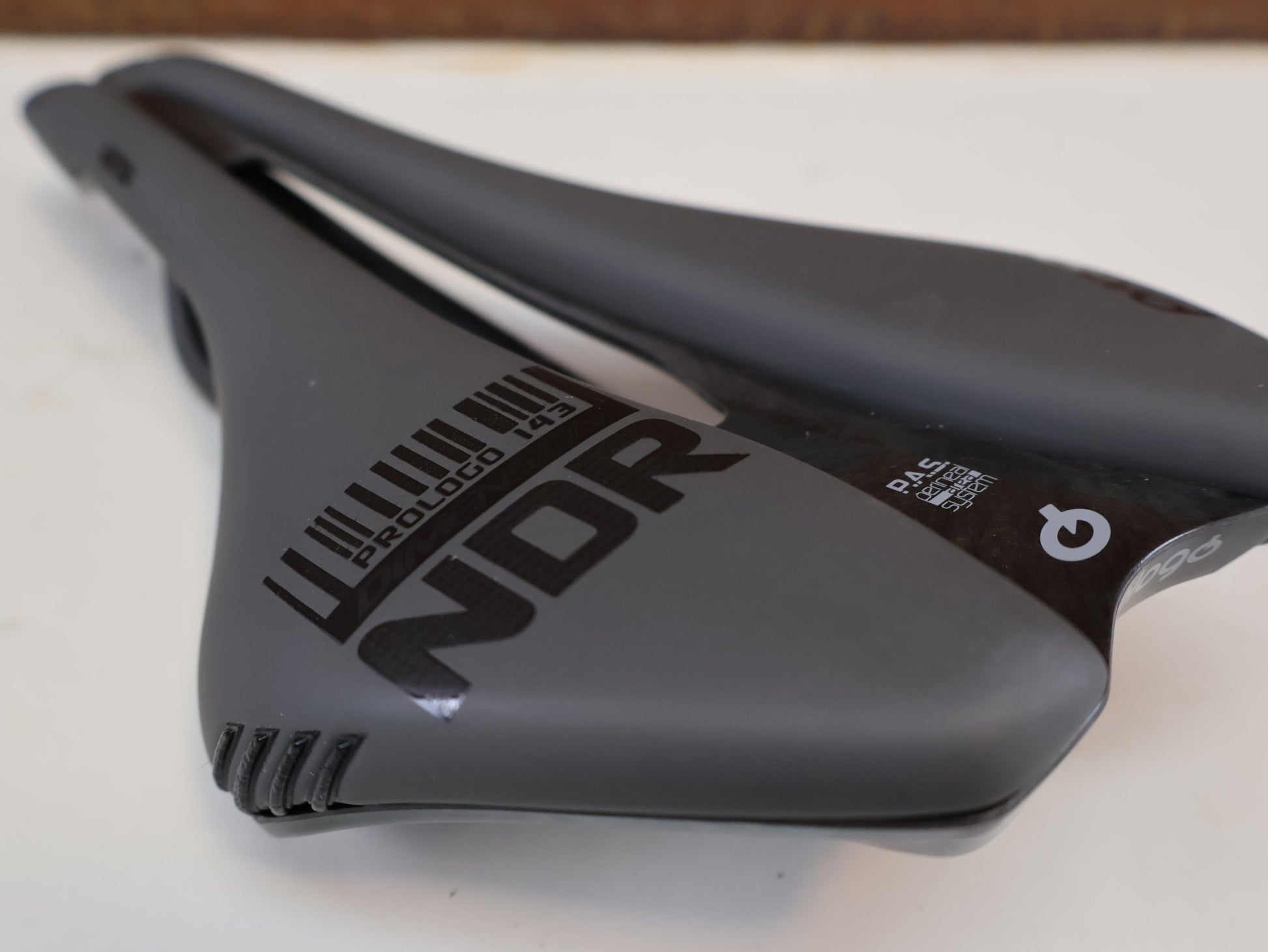 Sattel von Prologo, PROLOGO DIMENSION NDR NACK / CARBON SATTEL / 143 MM / ANTHRAZIT vor USEDBIKES-OB.DE Hintergrund