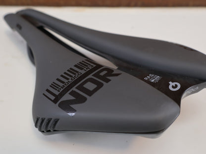 Sattel von Prologo, PROLOGO DIMENSION NDR NACK / CARBON SATTEL / 143 MM / ANTHRAZIT vor USEDBIKES-OB.DE Hintergrund