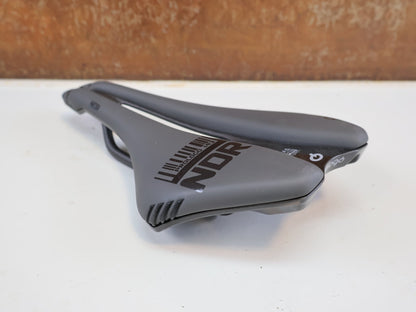Sattel von Prologo, PROLOGO DIMENSION NDR NACK / CARBON SATTEL / 143 MM / ANTHRAZIT vor USEDBIKES-OB.DE Hintergrund