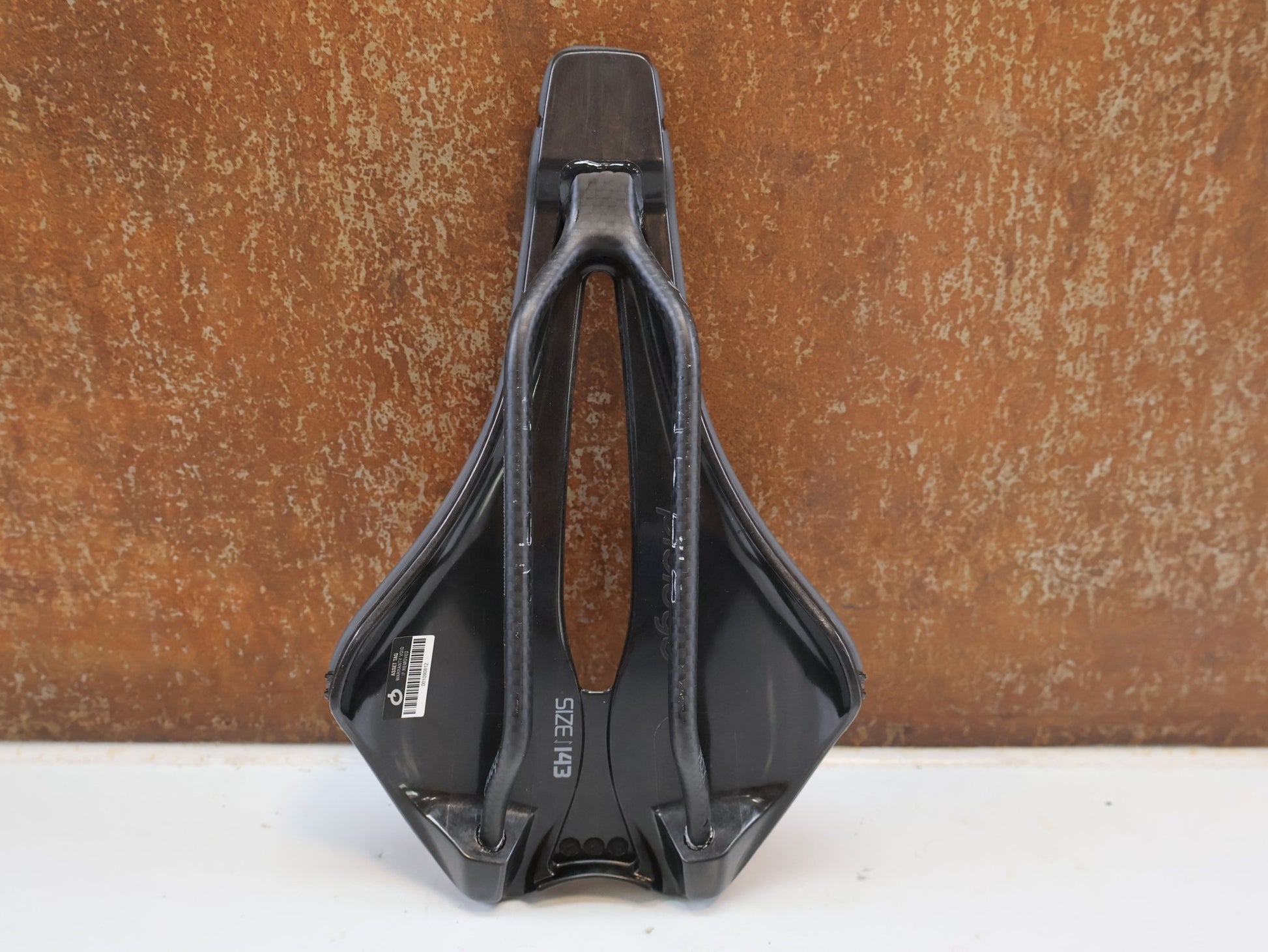 Sattel von Prologo, PROLOGO DIMENSION NDR NACK / CARBON SATTEL / 143 MM / ANTHRAZIT vor USEDBIKES-OB.DE Hintergrund