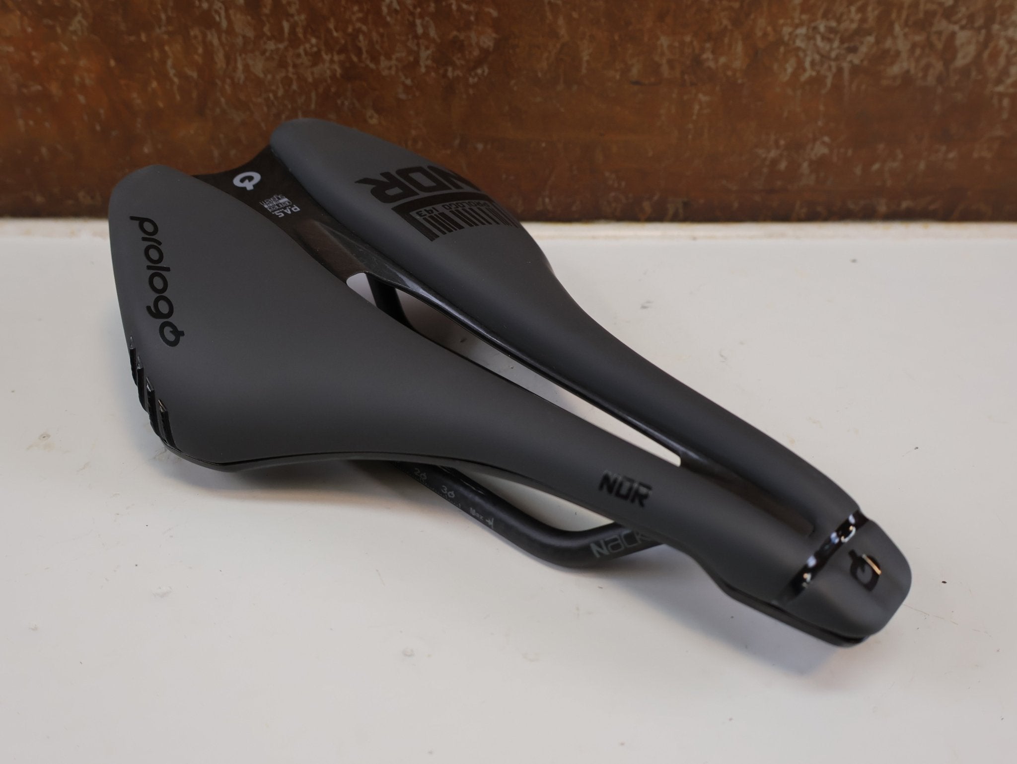 PROLOGO DIMENSION NDR NACK / CARBON SADDLE / 143 MM / ANTHRACITE