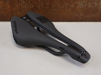 Sattel von Prologo, PROLOGO DIMENSION NDR NACK / CARBON SATTEL / 143 MM / ANTHRAZIT vor USEDBIKES-OB.DE Hintergrund