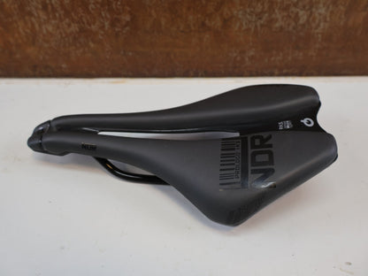 Sattel von Prologo, PROLOGO DIMENSION NDR T4.0 SATTEL / 245X143 MM / UNISEX / SCHWARZ / 253G vor USEDBIKES-OB.DE Hintergrund