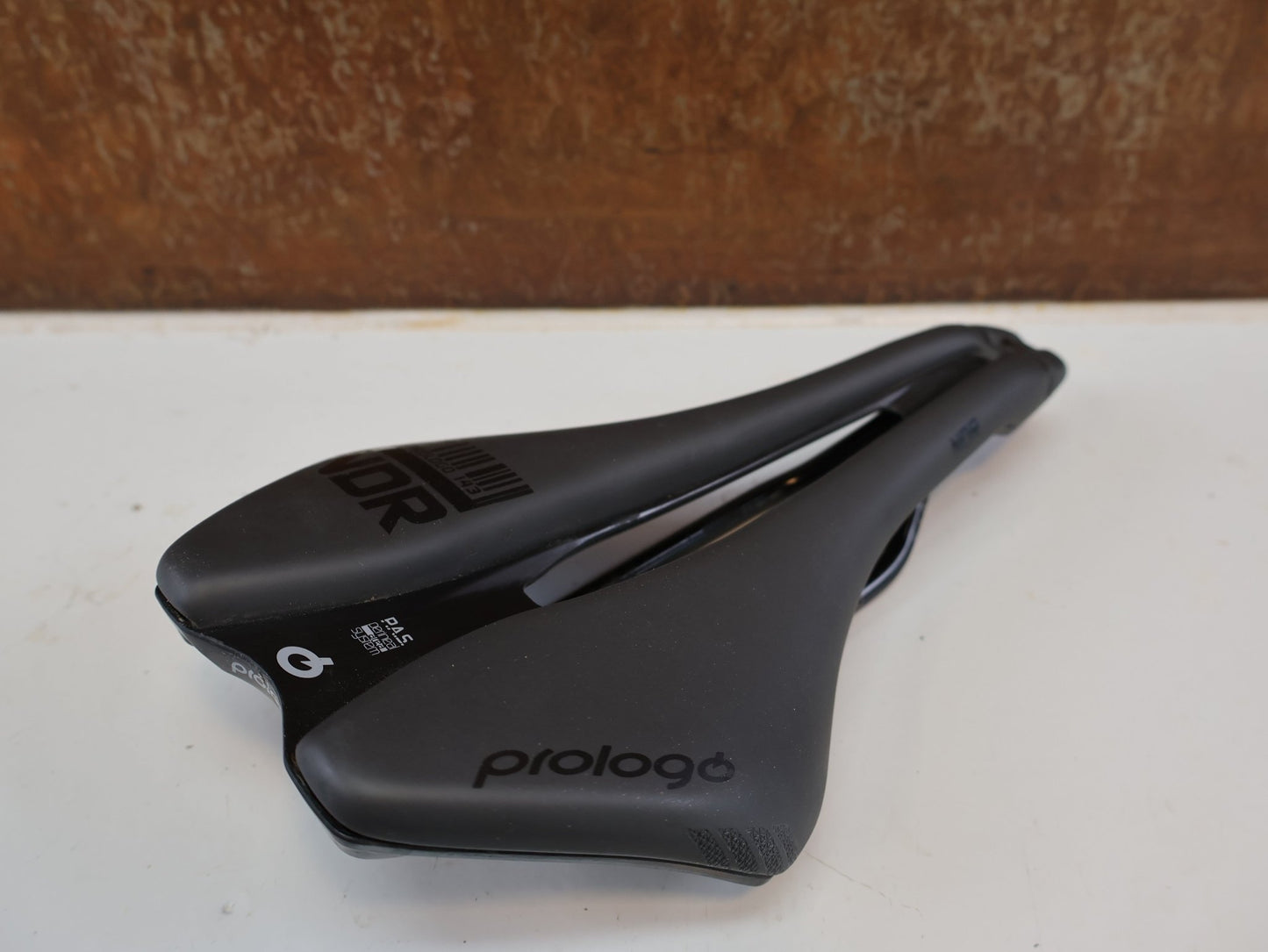 Sattel von Prologo, PROLOGO DIMENSION NDR T4.0 SATTEL / 245X143 MM / UNISEX / SCHWARZ / 253G vor USEDBIKES-OB.DE Hintergrund