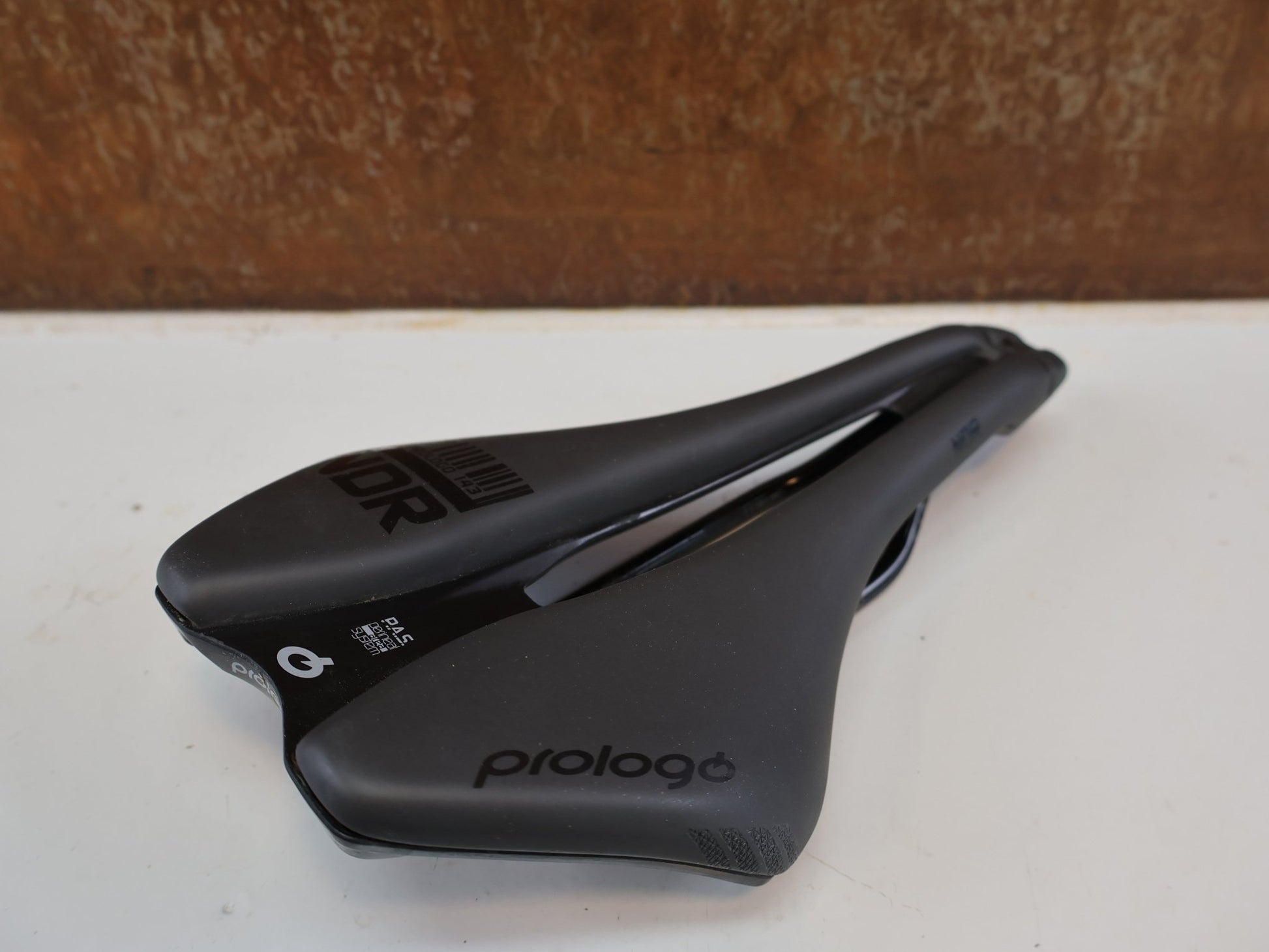 Sattel von Prologo, PROLOGO DIMENSION NDR T4.0 SATTEL / 245X143 MM / UNISEX / SCHWARZ / 253G vor USEDBIKES-OB.DE Hintergrund