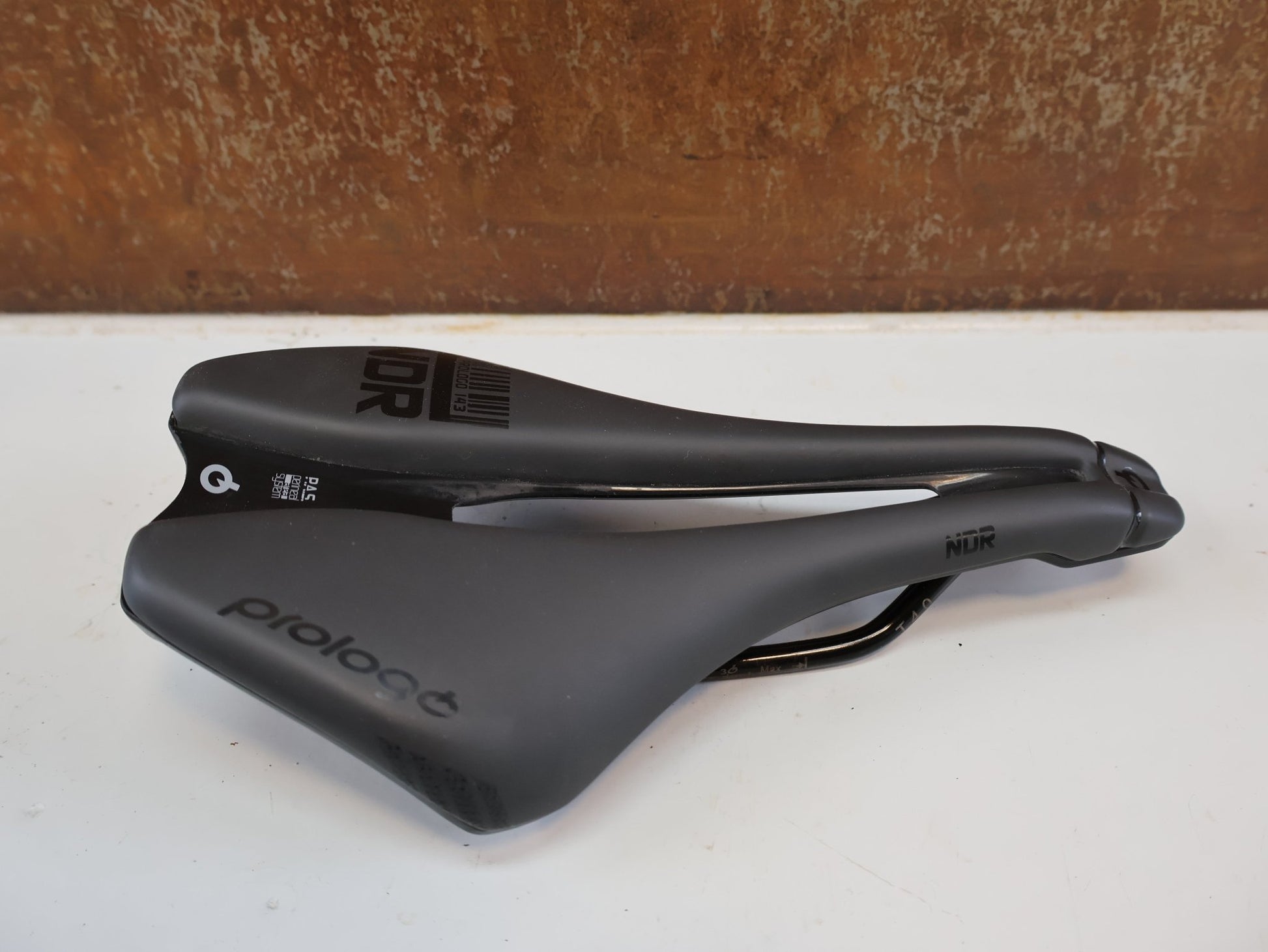 Sattel von Prologo, PROLOGO DIMENSION NDR T4.0 SATTEL / 245X143 MM / UNISEX / SCHWARZ / 253G vor USEDBIKES-OB.DE Hintergrund