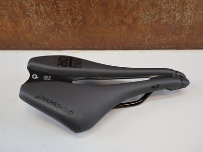 Sattel von Prologo, PROLOGO DIMENSION NDR T4.0 SATTEL / 245X143 MM / UNISEX / SCHWARZ / 253G vor USEDBIKES-OB.DE Hintergrund