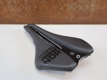 Sattel von Prologo, PROLOGO DIMENSION NDR T4.0 SATTEL / 245X143 MM / UNISEX / SCHWARZ / 253G vor USEDBIKES-OB.DE Hintergrund