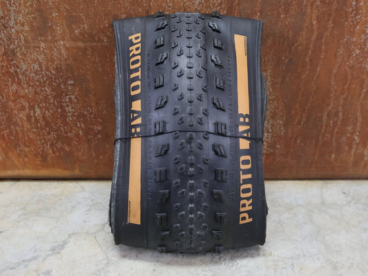 Reifen von Bontrager, PROTOLAB BONTRAGER – VALLNORD RSL XR TLR / 29×2.4 / XC RACE TIRE SET vor USEDBIKES - OB.DE Hintergrund