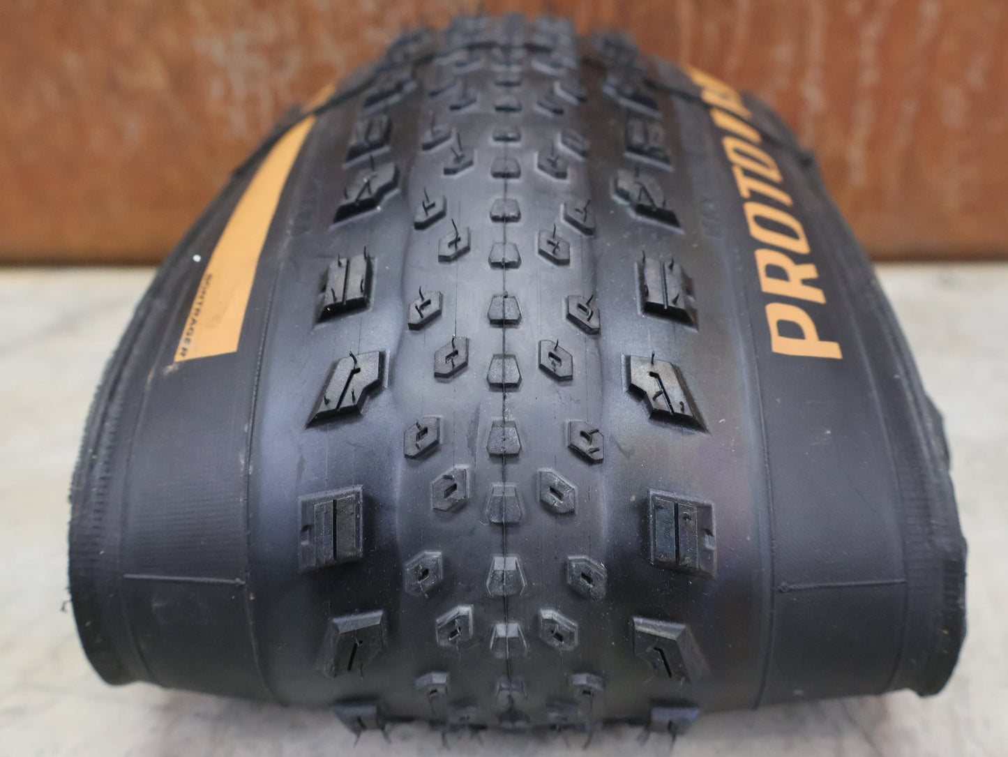Reifen von Bontrager, PROTOLAB BONTRAGER – VALLNORD RSL XR TLR / 29×2.4 / XC RACE TIRE SET vor USEDBIKES - OB.DE Hintergrund