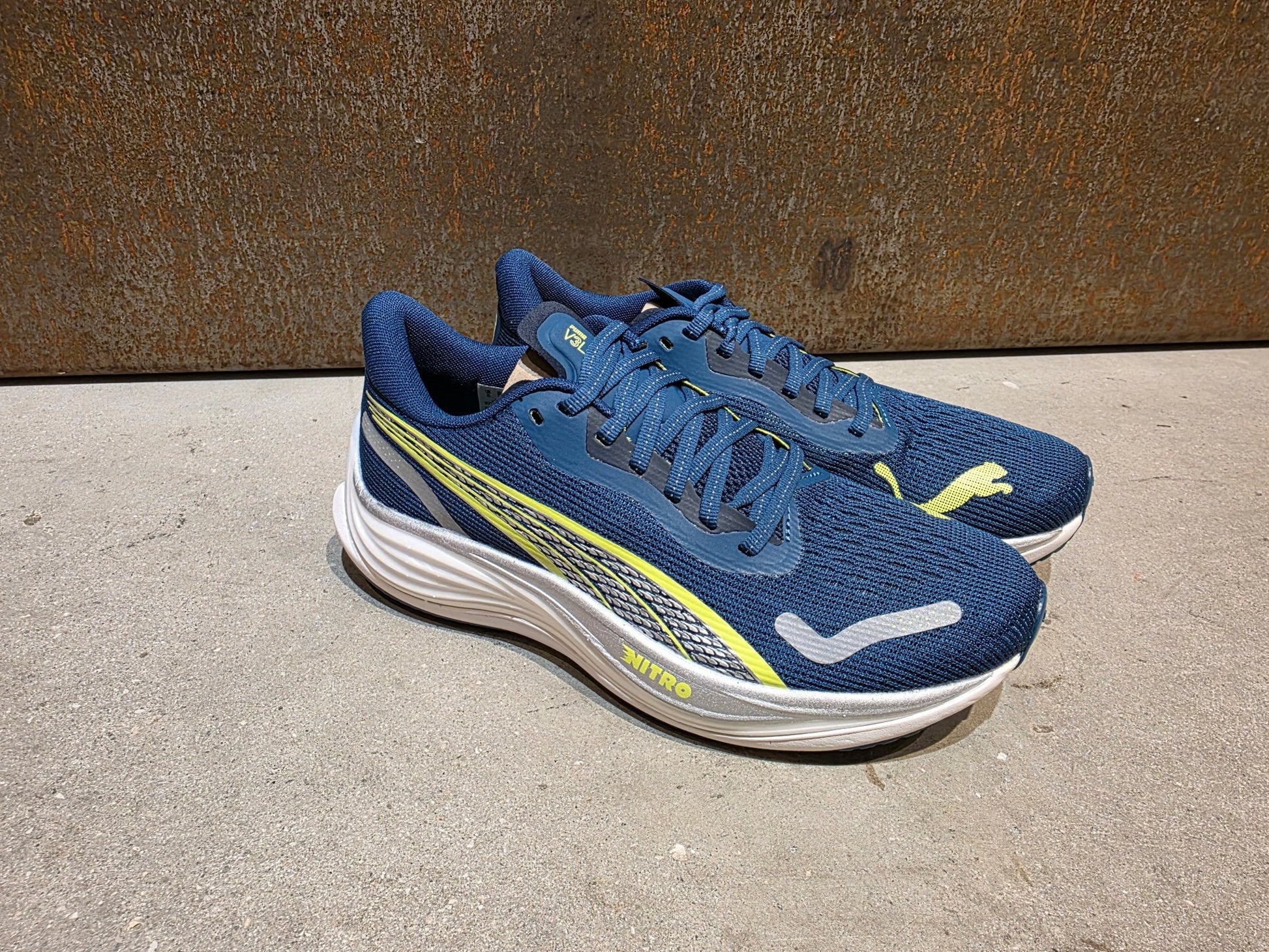 Freizeit - Damenschuh von Puma, PUMA BORA HANSGOHE VELOCITY NITRO™ 3 LAUFSCHUH DAMEN in variant_title vor USEDBIKES - OB.DE Hintergrund