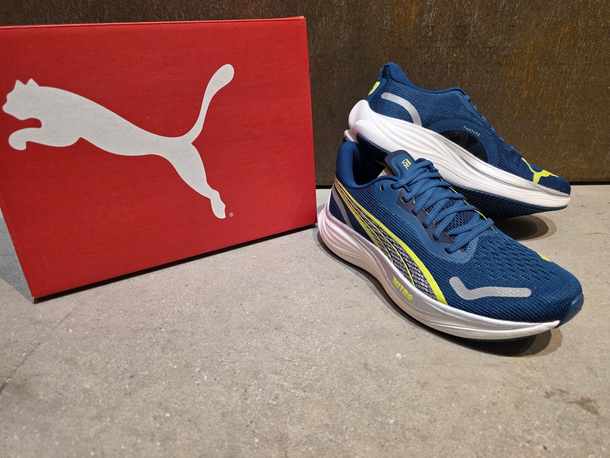 Freizeit - Damenschuh von Puma, PUMA BORA HANSGOHE VELOCITY NITRO™ 3 LAUFSCHUH DAMEN in variant_title vor USEDBIKES - OB.DE Hintergrund