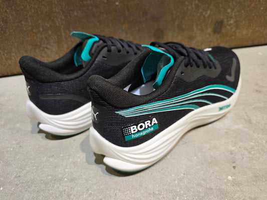 Freizeit - Damenschuh von Puma, PUMA BORA HANSGOHE VELOCITY NITRO™ 3 LAUFSCHUH DAMEN in variant_title vor USEDBIKES - OB.DE Hintergrund