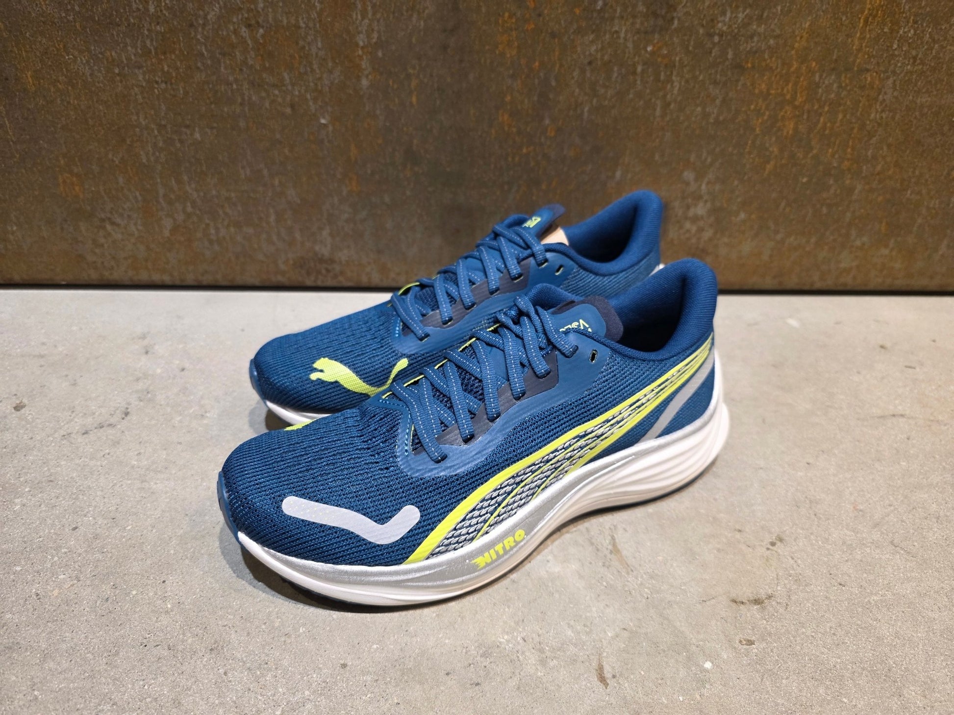 Freizeit - Damenschuh von Puma, PUMA BORA HANSGOHE VELOCITY NITRO™ 3 LAUFSCHUH DAMEN in variant_title vor USEDBIKES - OB.DE Hintergrund