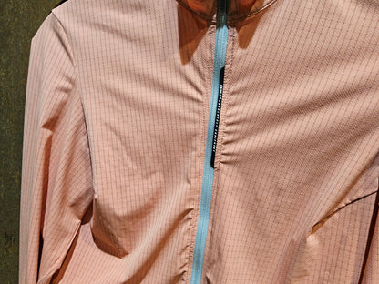 Trikot Damen von Q36.5, Q36.5 JERSEY LONG SLEEVE L1 WOMAN PINSTRIPE X / LANGARM TRIKOT / ROSA ANTICO in variant_title vor USEDBIKES - OB.DE Hintergrund
