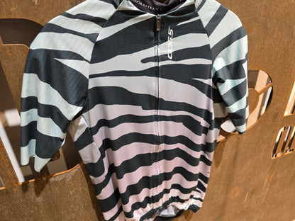Trikot Herren von Q36.5, Q36.5 JERSEY R2 TIGER / KURZARM TRIKOT / HERREN in variant_title vor USEDBIKES - OB.DE Hintergrund