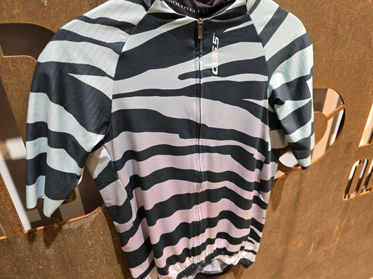 Trikot Herren von Q36.5, Q36.5 JERSEY R2 TIGER / KURZARM TRIKOT / HERREN in variant_title vor USEDBIKES - OB.DE Hintergrund
