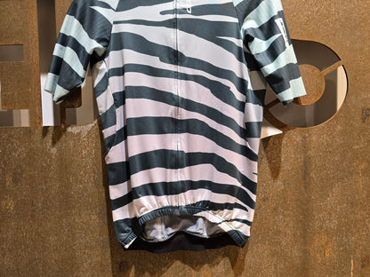 Trikot Herren von Q36.5, Q36.5 JERSEY R2 TIGER / KURZARM TRIKOT / HERREN in variant_title vor USEDBIKES - OB.DE Hintergrund