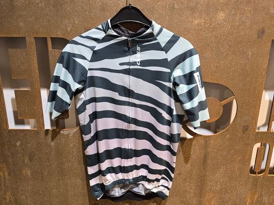 Trikot Herren von Q36.5, Q36.5 JERSEY R2 TIGER / KURZARM TRIKOT / HERREN in variant_title vor USEDBIKES - OB.DE Hintergrund