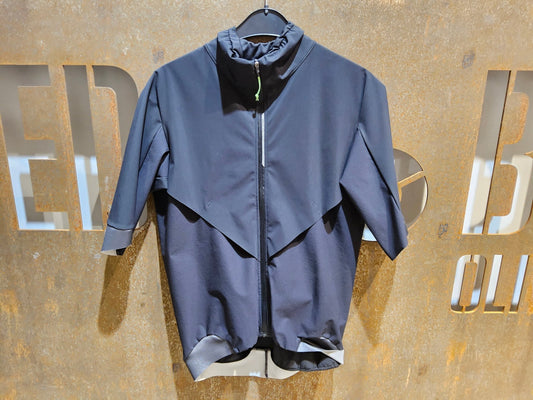 Trikot Herren von Q36.5, Q36.5 JERSEY SHORT SLEEVE BAT SHELL / KURZARM TRIKOT / BLACK in variant_title vor USEDBIKES - OB.DE Hintergrund