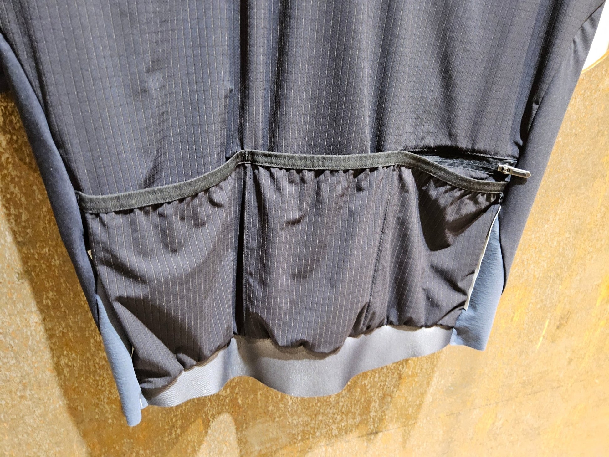 Trikot Herren von Q36.5, Q36.5 JERSEY SHORT SLEEVE WOOLF X / KURZARM TRIKOT / BLACK in variant_title vor USEDBIKES - OB.DE Hintergrund