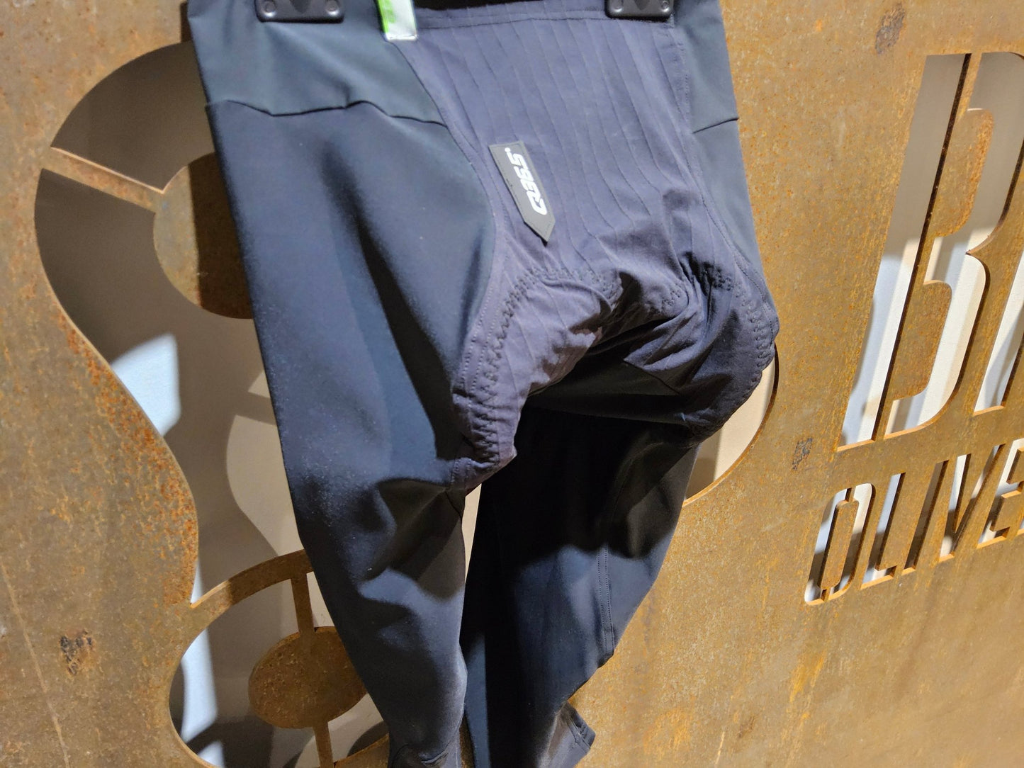 Hosen Damen von Q36.5, Q36.5 SHORT TREQUARTI 3/4 LADY / HOSE LANG / DAMEN / BLACK in variant_title vor USEDBIKES - OB.DE Hintergrund