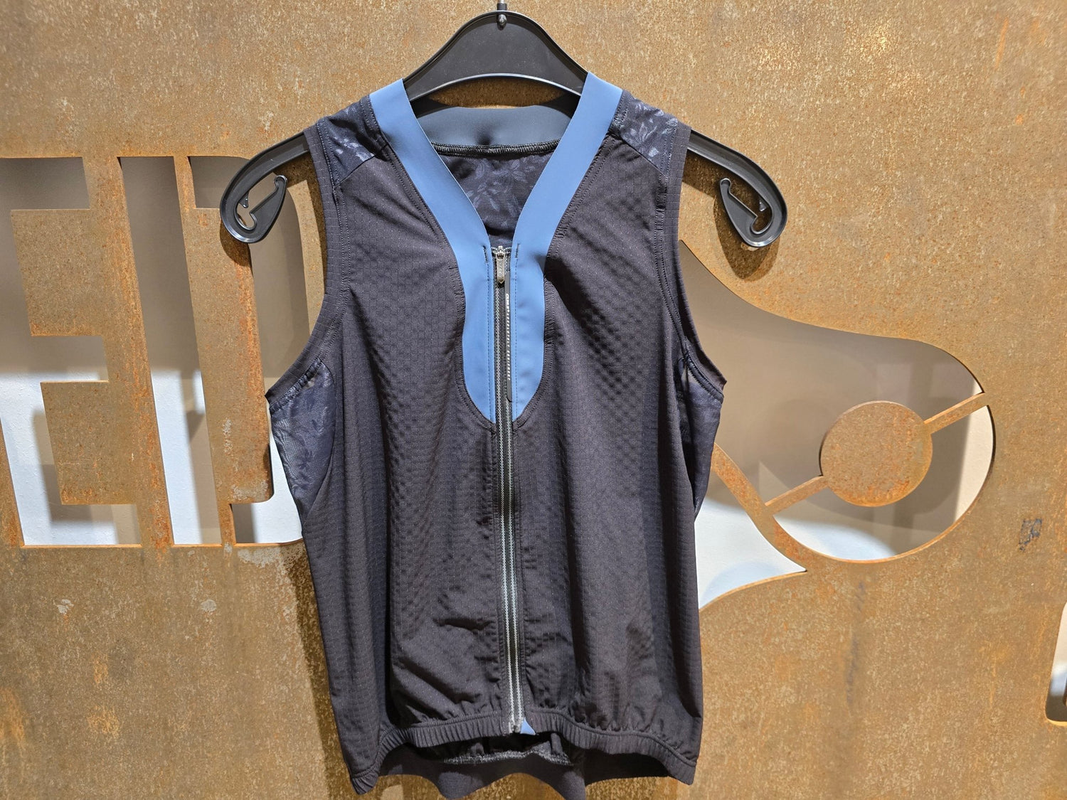 Trikot Damen von Q36.5, Q36.5 SLEEVELESS L1 WOMAN / ÄRMELLOSES TRIKOT / DAMEN in variant_title vor USEDBIKES - OB.DE Hintergrund