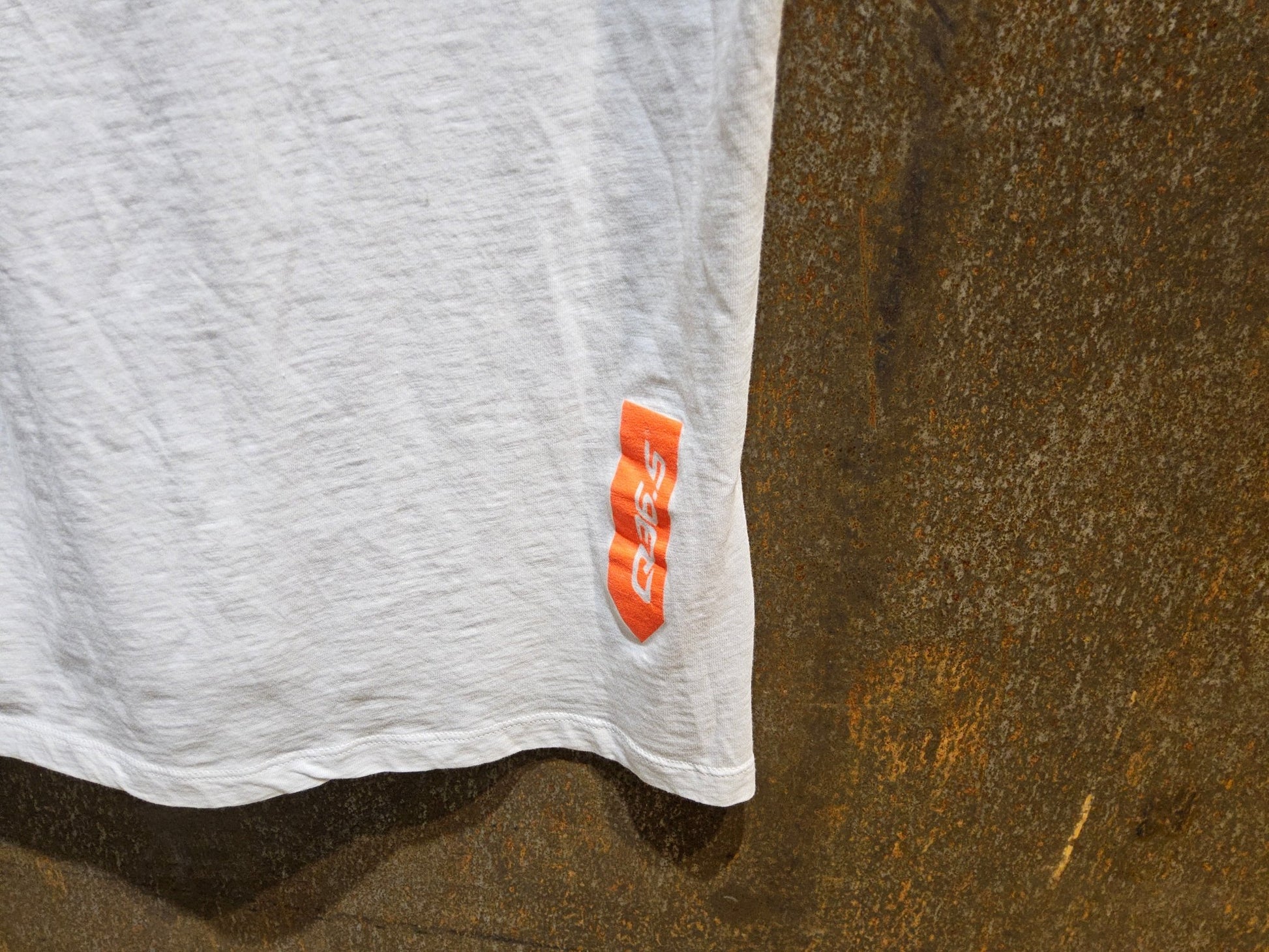 Trikot Herren von Q36.5, Q36.5 T - SHIRT LOGO / WHITE ORANGE in variant_title vor USEDBIKES - OB.DE Hintergrund