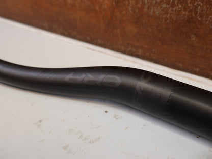 Lenker von Bontrager, RACE FACE ERA CARBON RISER LENKER 40 MM RISE 35 X 800 MM vor USEDBIKES-OB.DE Hintergrund