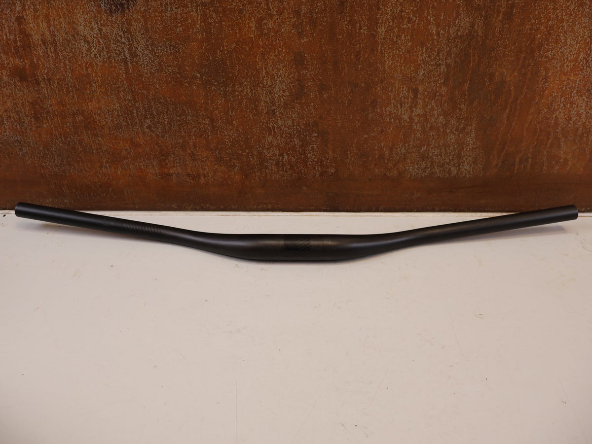 Lenker von Bontrager, RACE FACE ERA CARBON RISER LENKER 40 MM RISE 35 X 800 MM vor USEDBIKES-OB.DE Hintergrund