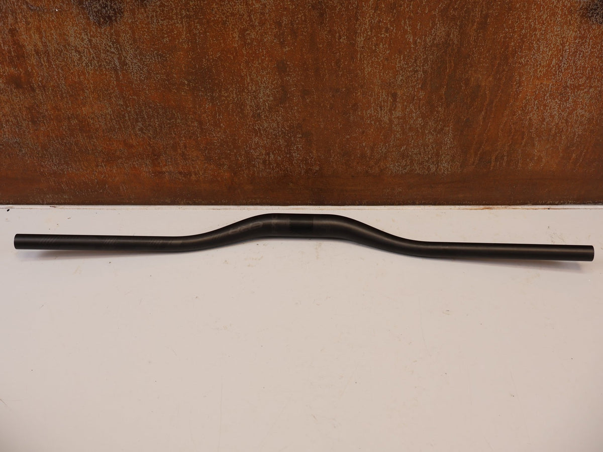 Lenker von Bontrager, RACE FACE ERA CARBON RISER LENKER 40 MM RISE 35 X 800 MM vor USEDBIKES-OB.DE Hintergrund