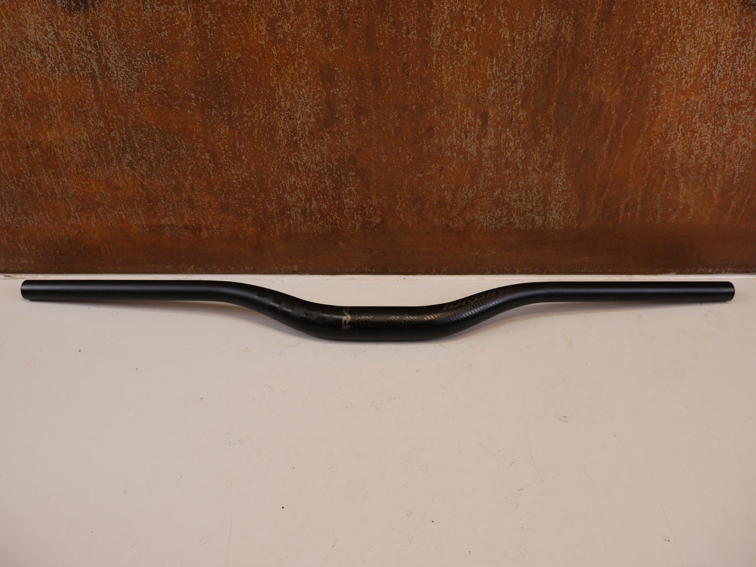 Lenker von Bontrager, RACE FACE TURBINE RISER LENKER 35 X 780 40 MM GREY vor USEDBIKES-OB.DE Hintergrund