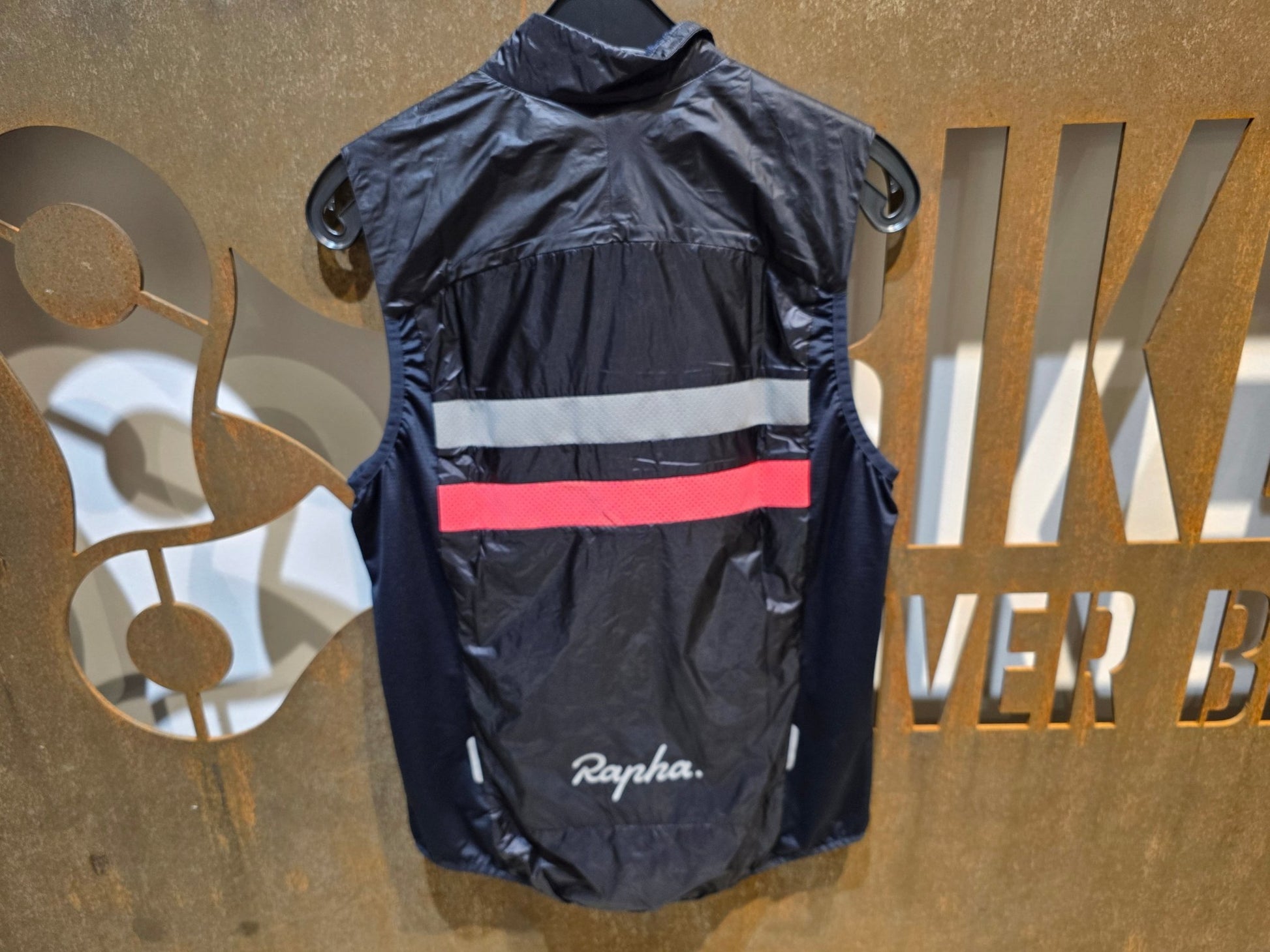 Regenbekleidung Herren von Rapha, RAPHA BREVET INSULATED GILET / WESTE / M vor USEDBIKES - OB.DE Hintergrund