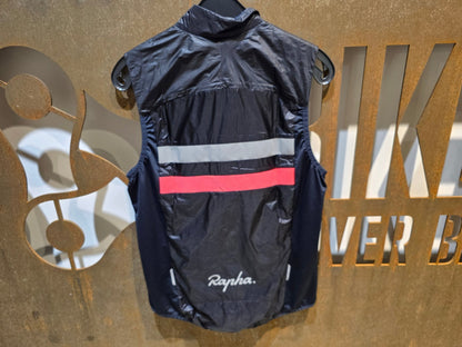 Regenbekleidung Herren von Rapha, RAPHA BREVET INSULATED GILET / WESTE / M vor USEDBIKES - OB.DE Hintergrund