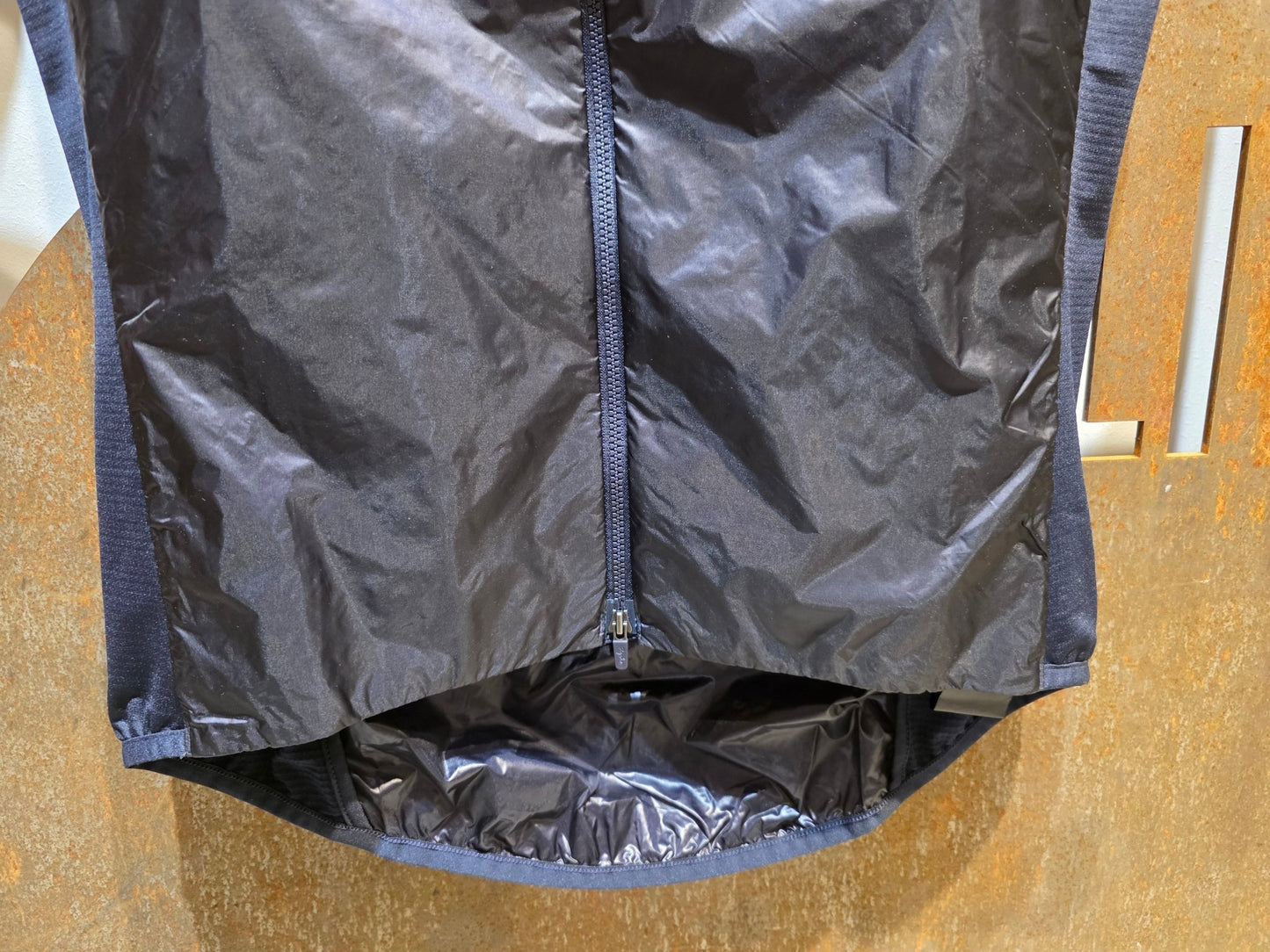 Regenbekleidung Herren von Rapha, RAPHA BREVET INSULATED GILET / WESTE / M vor USEDBIKES - OB.DE Hintergrund