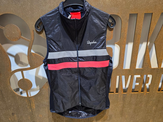Regenbekleidung Herren von Rapha, RAPHA BREVET INSULATED GILET / WESTE / M vor USEDBIKES - OB.DE Hintergrund