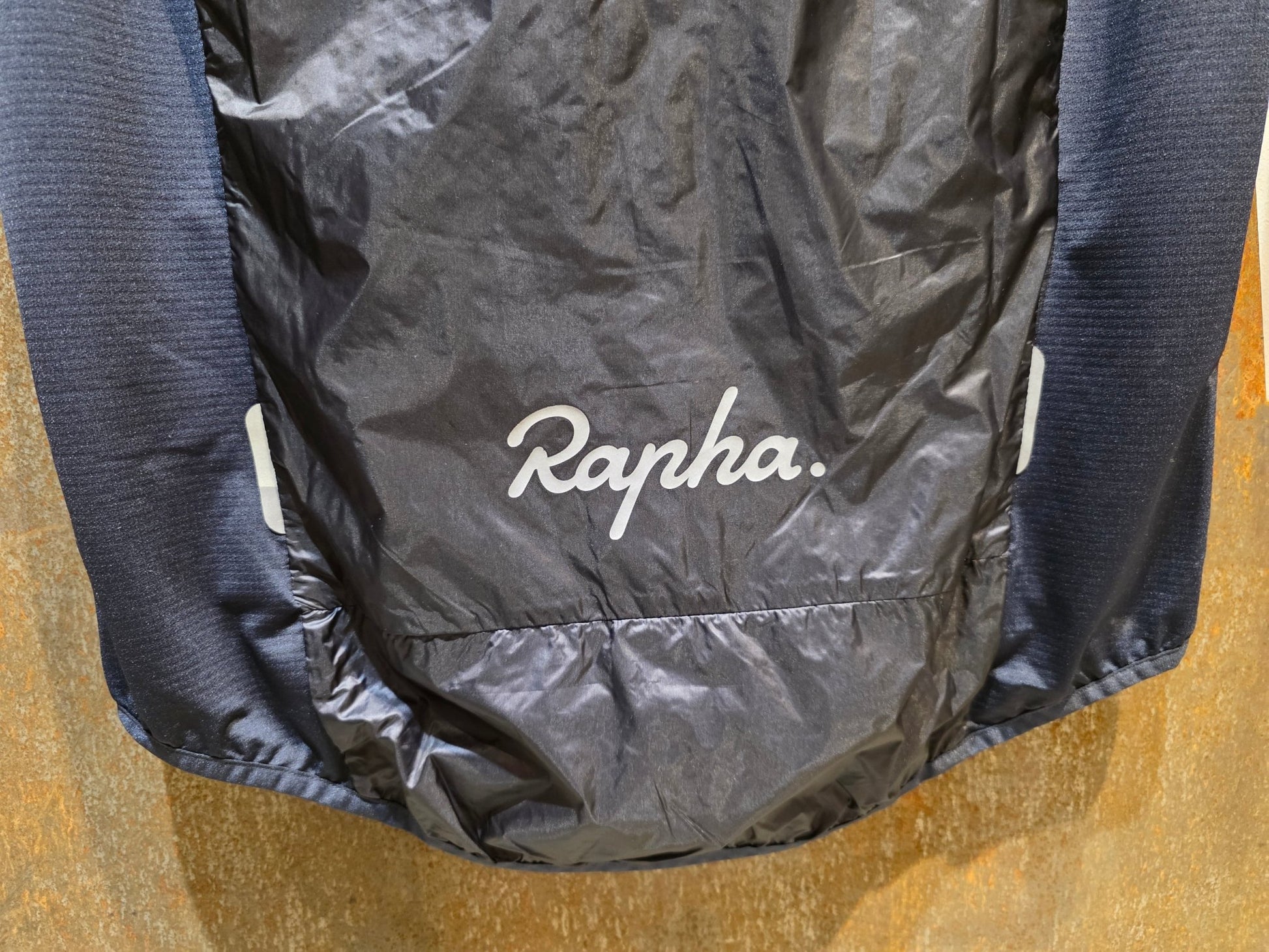 Regenbekleidung Herren von Rapha, RAPHA BREVET INSULATED GILET / WESTE / M vor USEDBIKES - OB.DE Hintergrund