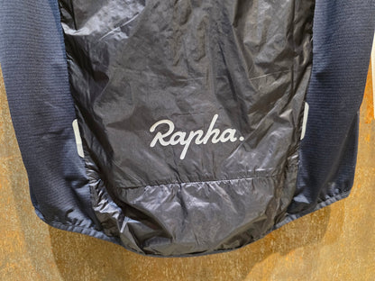 Regenbekleidung Herren von Rapha, RAPHA BREVET INSULATED GILET / WESTE / M vor USEDBIKES - OB.DE Hintergrund