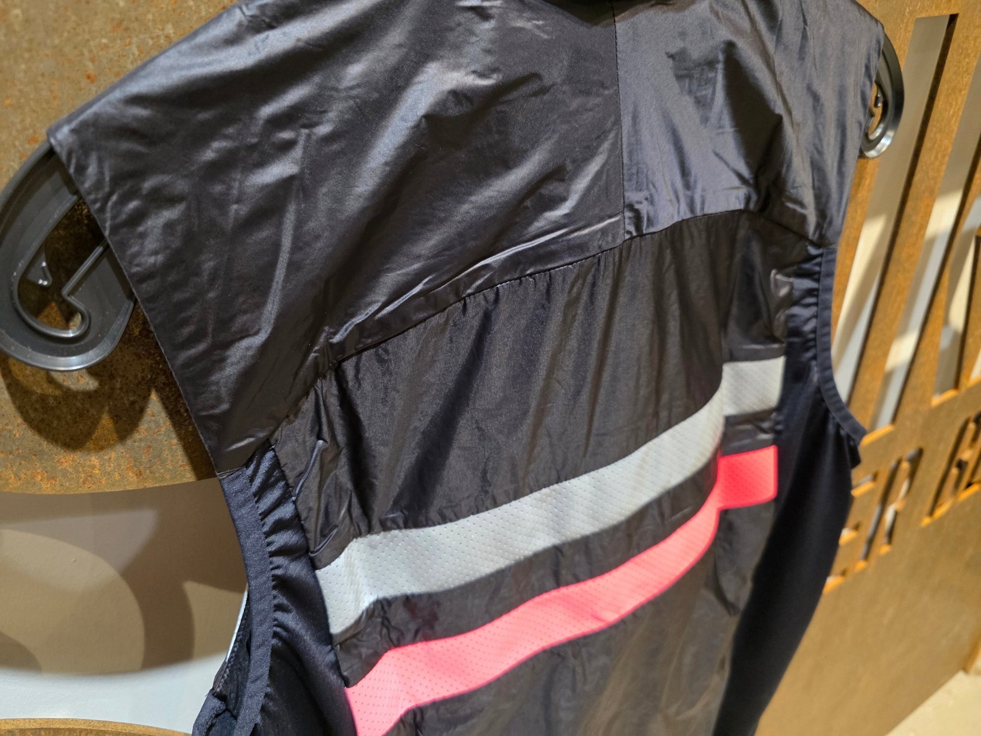 Regenbekleidung Herren von Rapha, RAPHA BREVET INSULATED GILET / WESTE / M vor USEDBIKES - OB.DE Hintergrund
