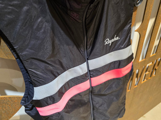 Regenbekleidung Herren von Rapha, RAPHA BREVET INSULATED GILET / WESTE / M vor USEDBIKES - OB.DE Hintergrund