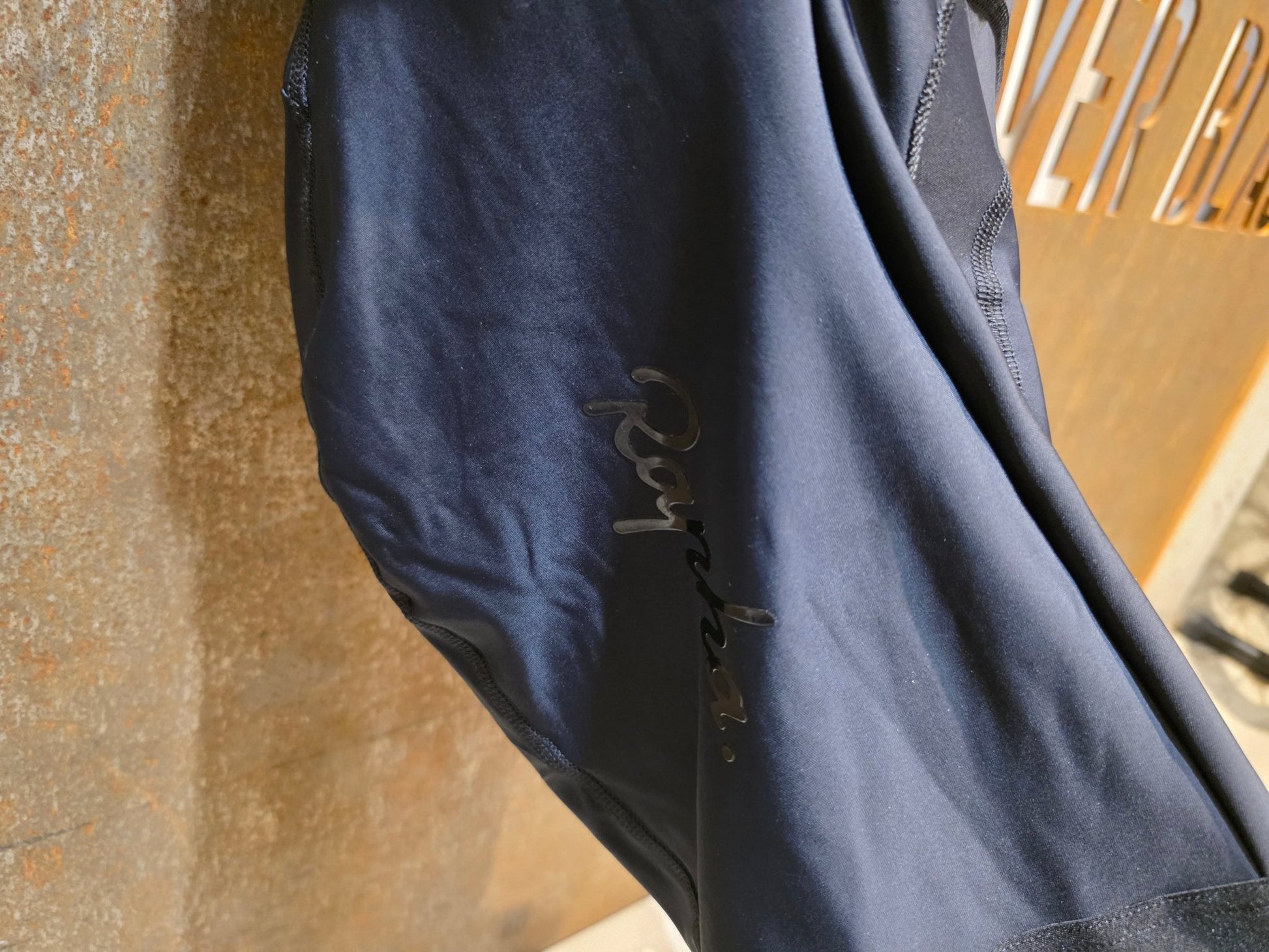 Hosen Herren von Rapha, RAPHA CORE BIBSHORT / TRÄGERHOSE / S vor USEDBIKES - OB.DE Hintergrund