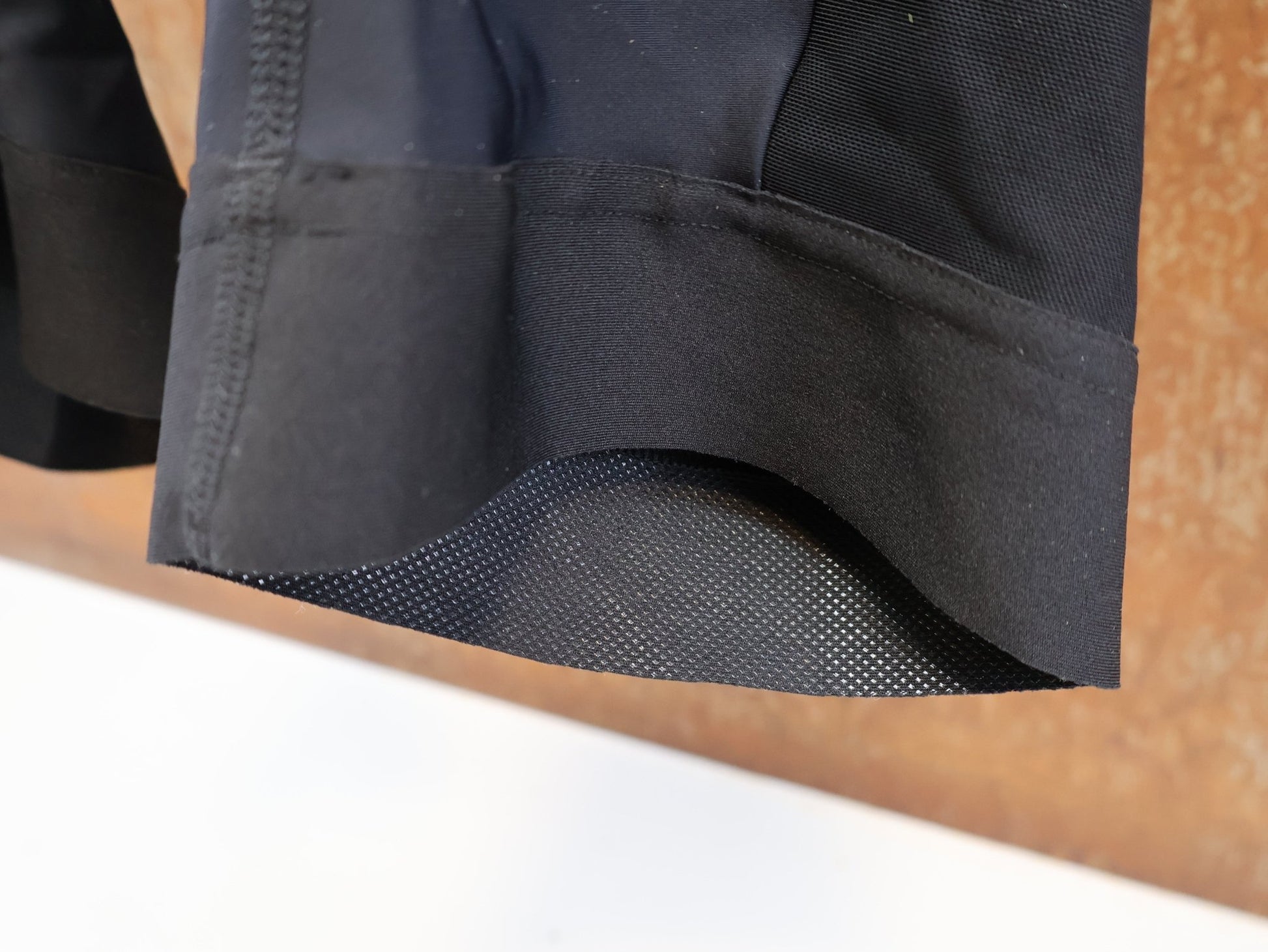 Hosen Herren von Rapha, RAPHA CORE CARGO RADSHORT / HERREN / CARGO - TASCHEN / SCHWARZ 5324626 vor USEDBIKES - OB.DE Hintergrund