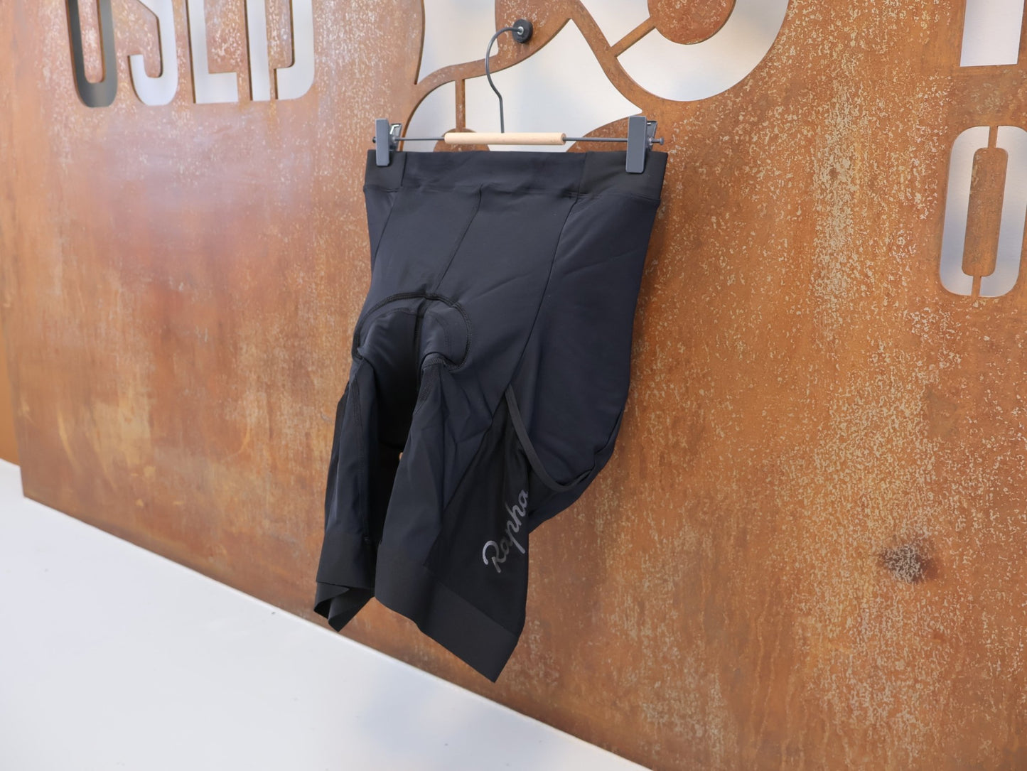 Hosen Herren von Rapha, RAPHA CORE CARGO RADSHORT / HERREN / CARGO - TASCHEN / SCHWARZ 5324629 vor USEDBIKES - OB.DE Hintergrund