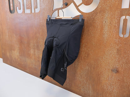 Hosen Herren von Rapha, RAPHA CORE CARGO RADSHORT / HERREN / CARGO - TASCHEN / SCHWARZ 5324629 vor USEDBIKES - OB.DE Hintergrund