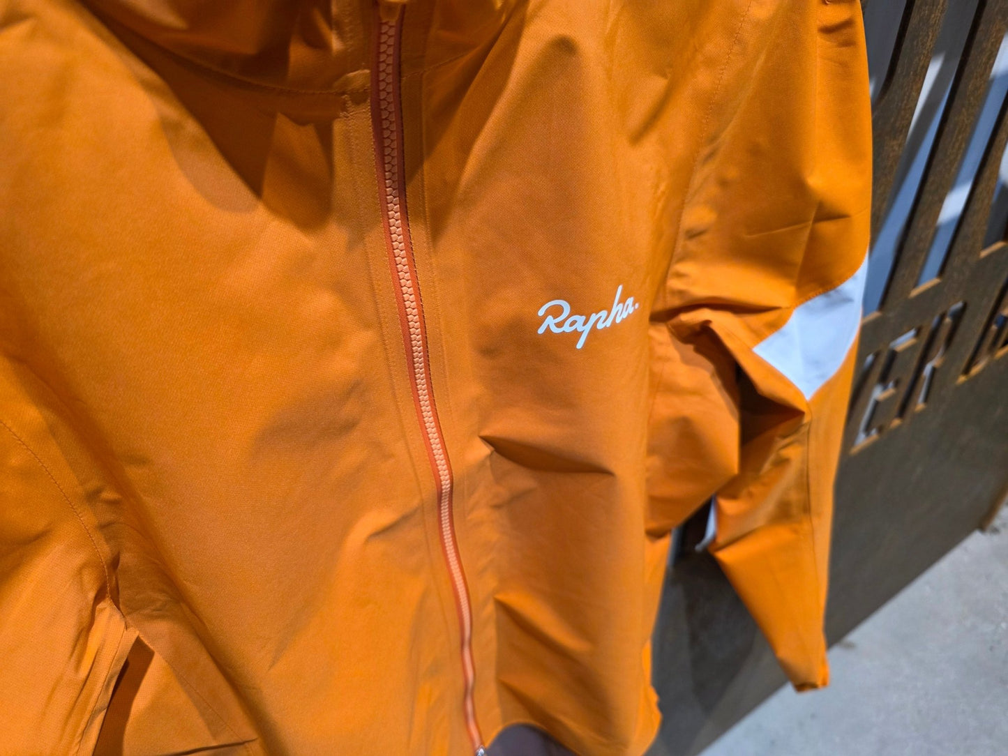 Regenbekleidung Herren von Rapha, RAPHA CORE CYCLING RAIN JACKET II / REGENJACKE / M vor USEDBIKES - OB.DE Hintergrund