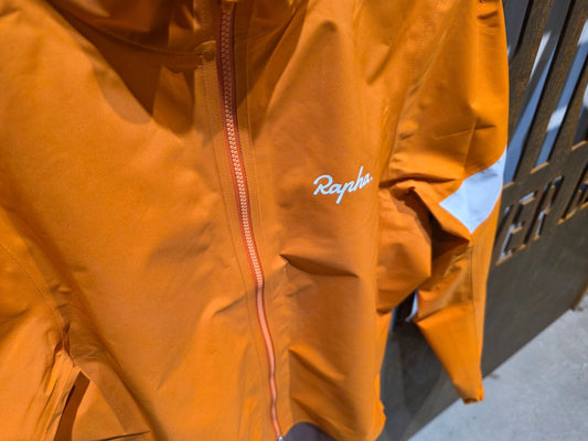 Regenbekleidung Herren von Rapha, RAPHA CORE CYCLING RAIN JACKET II / REGENJACKE / M vor USEDBIKES - OB.DE Hintergrund